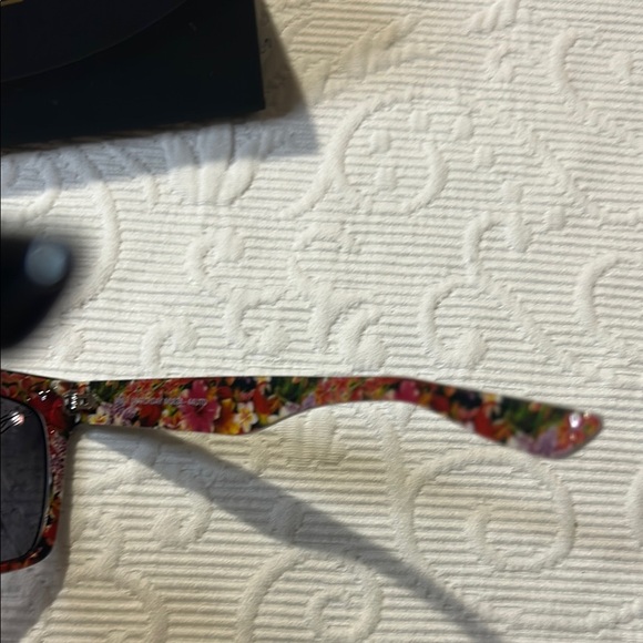 Maui Jim Manchester United Double mirrored Matchday Polarized Sunglasses. FLAW - Picture 6 of 16